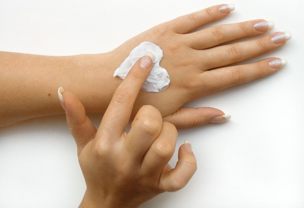 нанесение крема для омоложения кожи рук